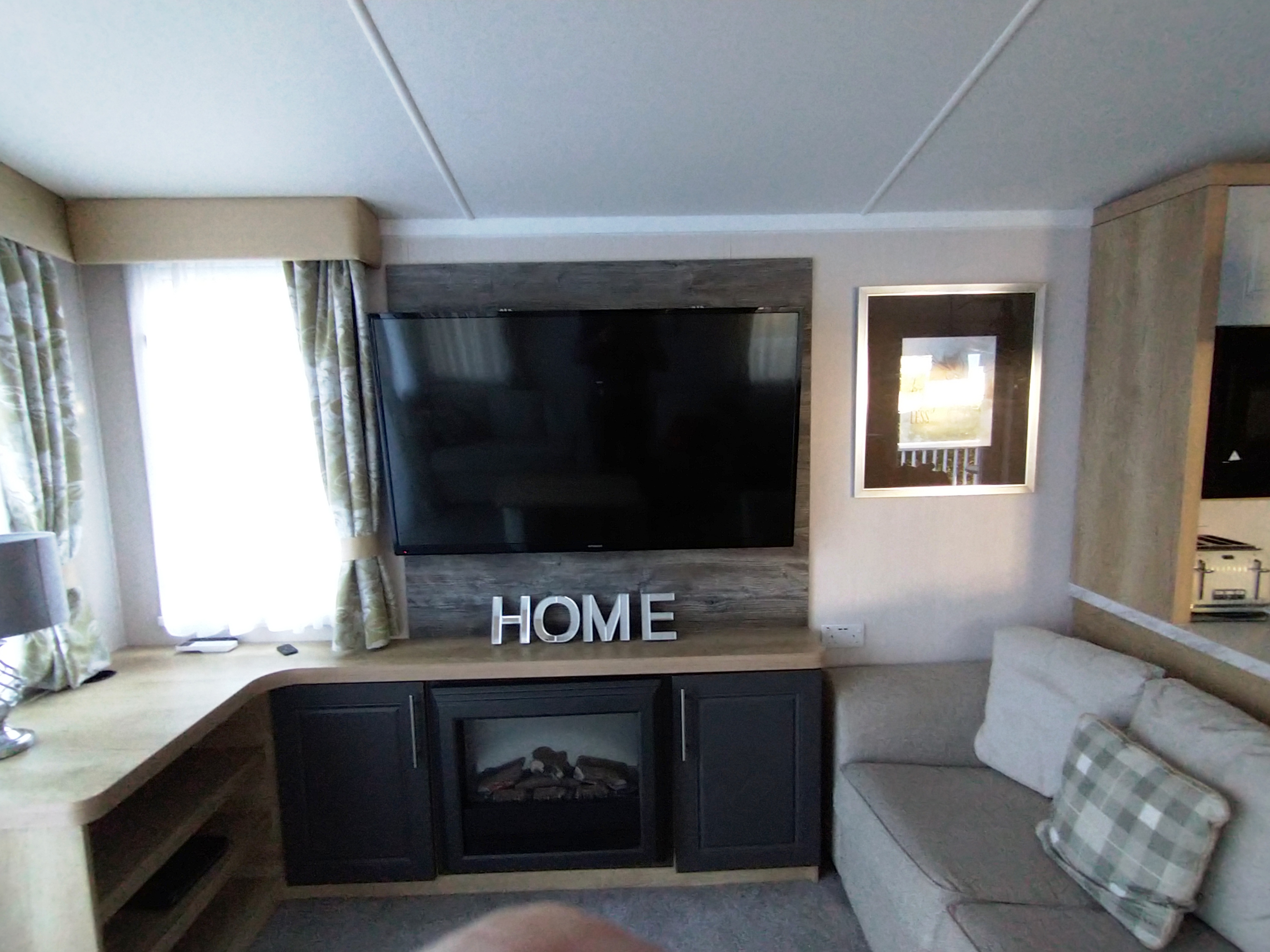 2022-10-11 Burnham-On-Sea - Caravan-50in TV